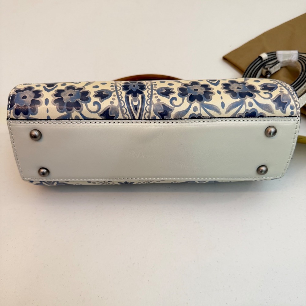 NEW Patricia Nash Italian Folklore Kelmscott Frame Bag White Blue Floral Clutch - Picture 4 of 10